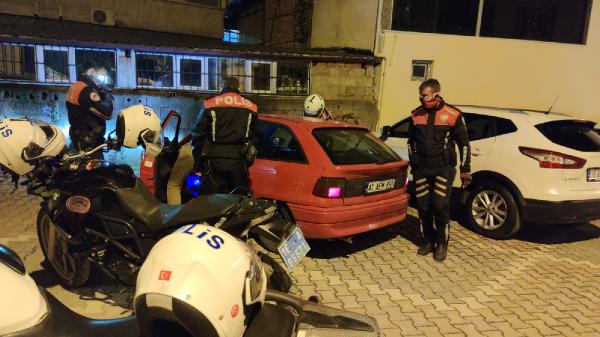 Bursa’da dur ihtarına uymayan sürücü, 3 araca çarpıp kaçtı
