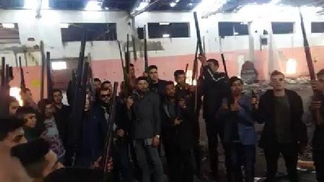 Ellerinde tüfeklerle video çeken 20 kişi gözaltına alındı