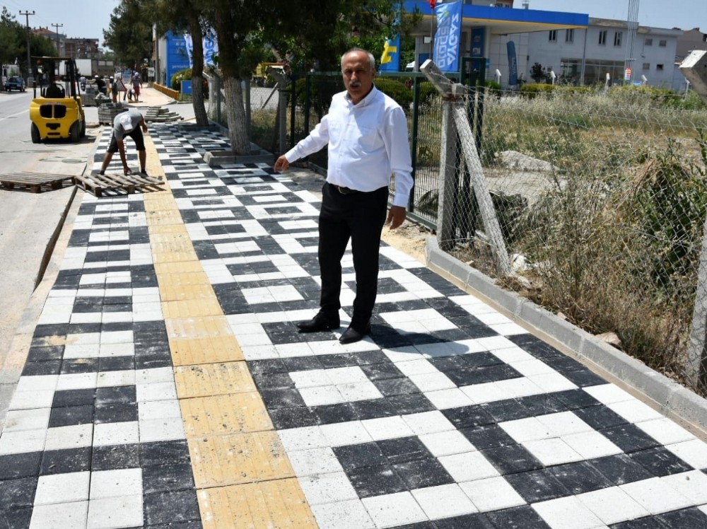 Yeni̇şehi̇r’de kaldırımlar yeni̇leni̇yor