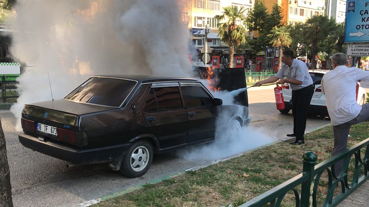 Bursa’da seyir halindeki araç yandı!