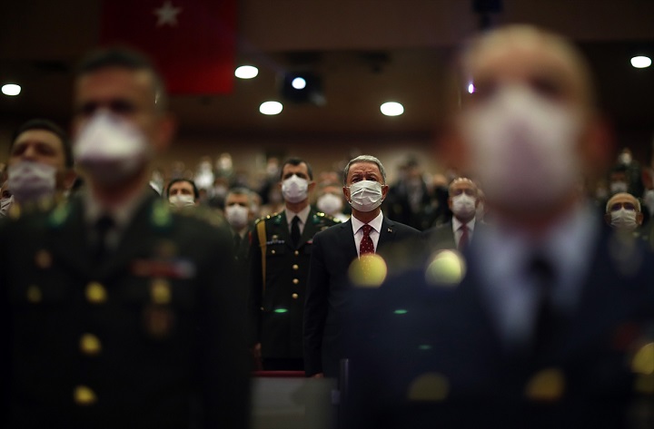 “Hiçbir hain bu üniformayı taşıyamaz!”