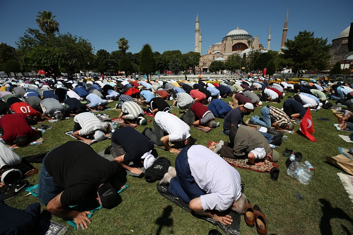 Ayasofya’da 350 bin kişiyle Cuma Namazı