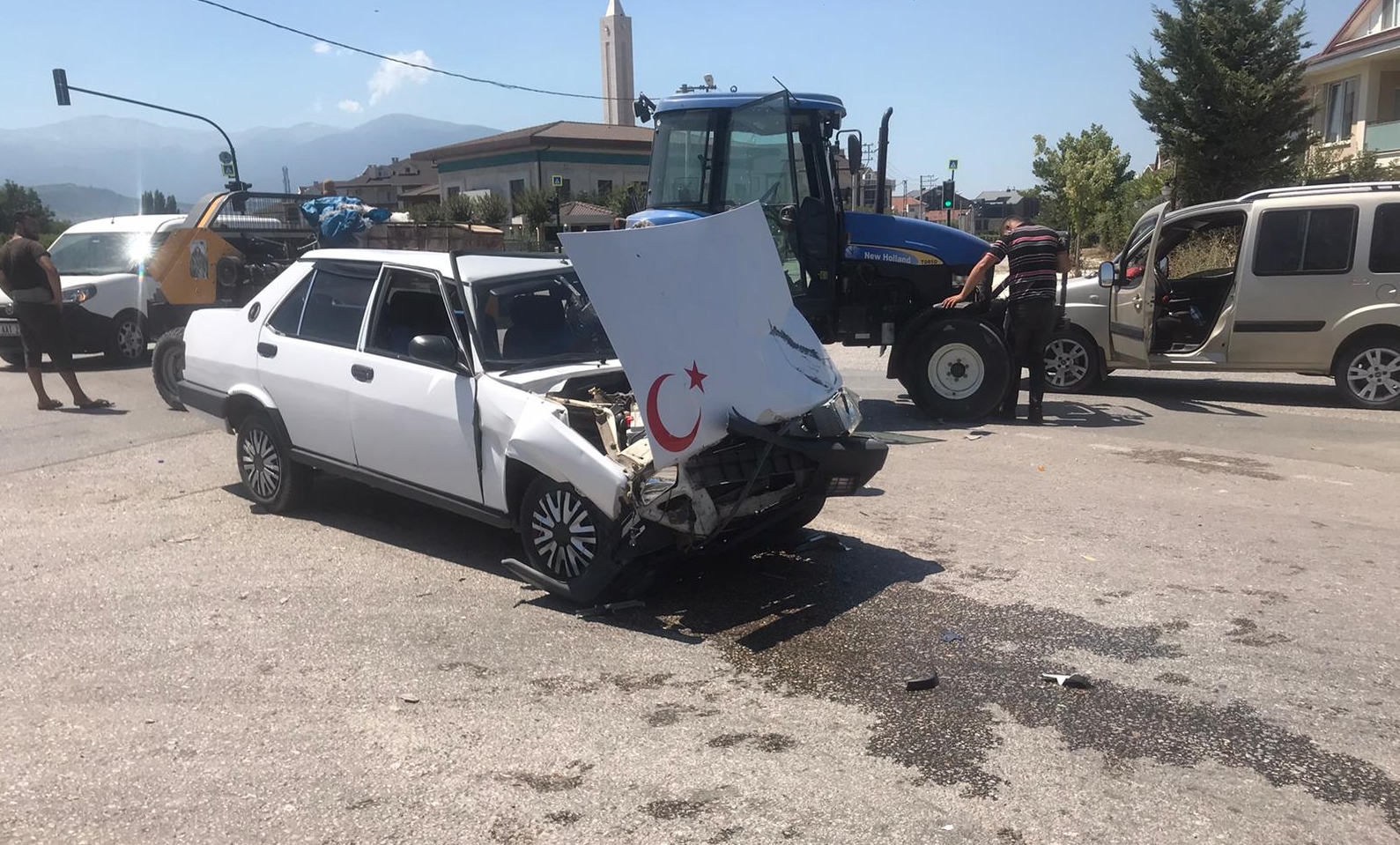 Bursa İnegöl’de traktör otomobil ile çarpıştı