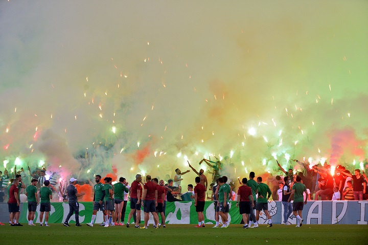 Bursaspor taraftarı şov yaptı