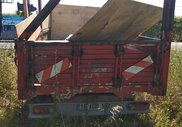 Çaldığı kamyonetle kaza yaptı, ormanlık alanda terk edip gitti