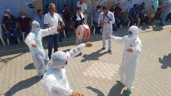Bursa’da gelin almaya giden damat, tulum giyerek oynadı