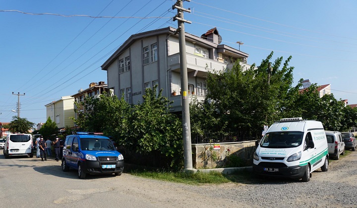 Evine bayrak asmak isterken elektrik akımına kapıldı