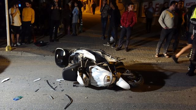 Bursa’da otomobilin çarptığı motosiklet sürücüsü ağır yaralandı