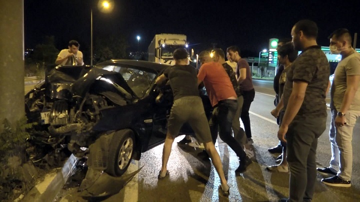 Araçta sıkışan sürücüyü vatandaşlar kurtardı