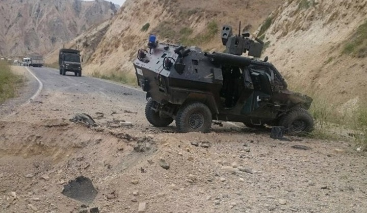 Hakkari’de askeri aracın geçişi sırasında patlama