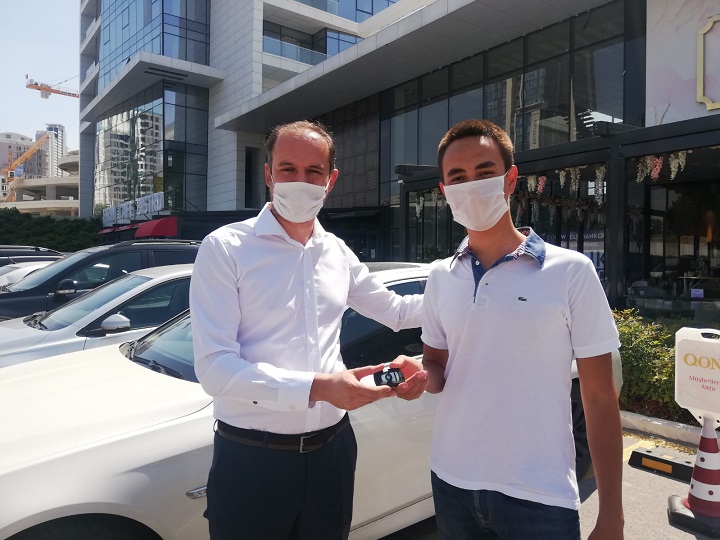 YKS’de birinci olan öğrencisine otomobilini hediye etti!