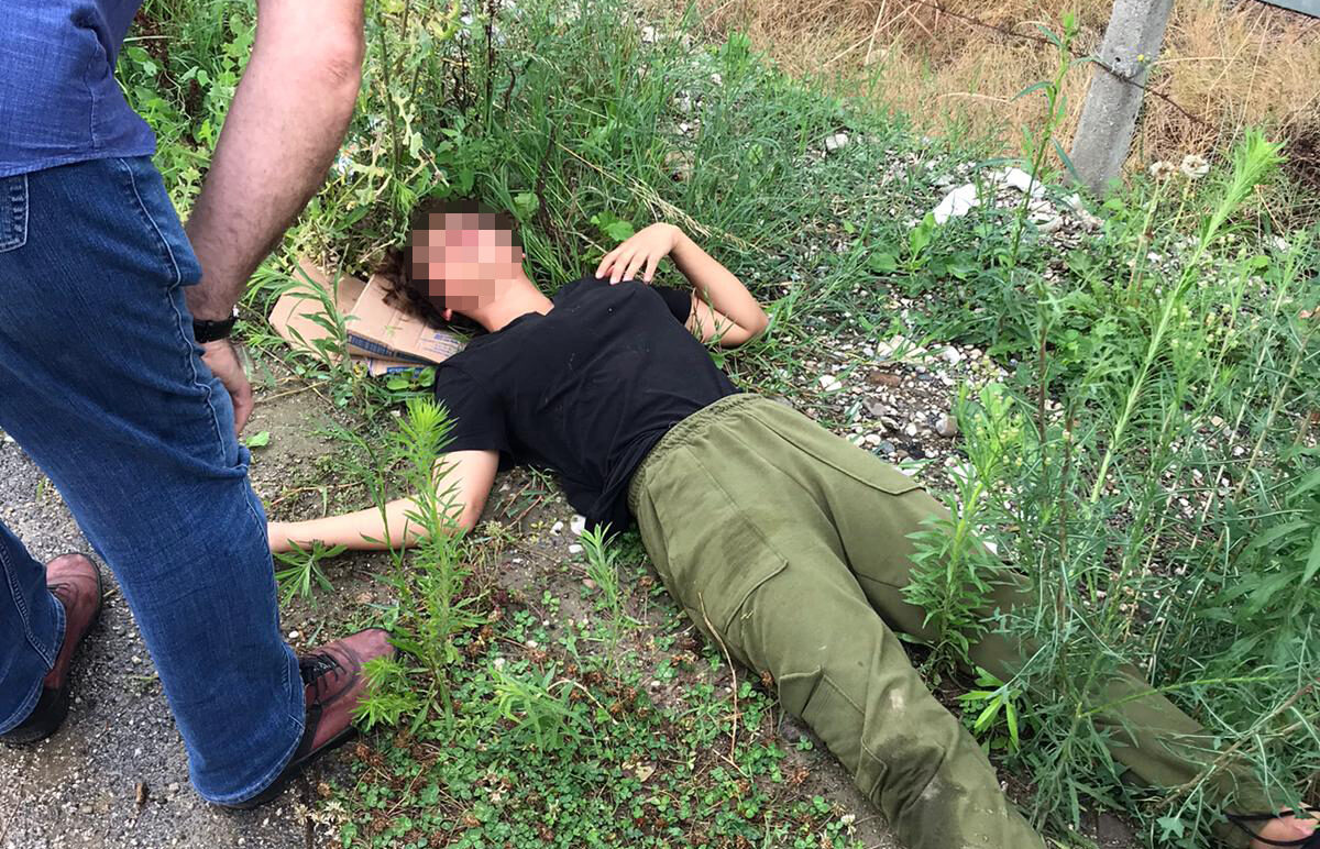 Vücudunda darp izleriyle yol kenarında baygın bulundu