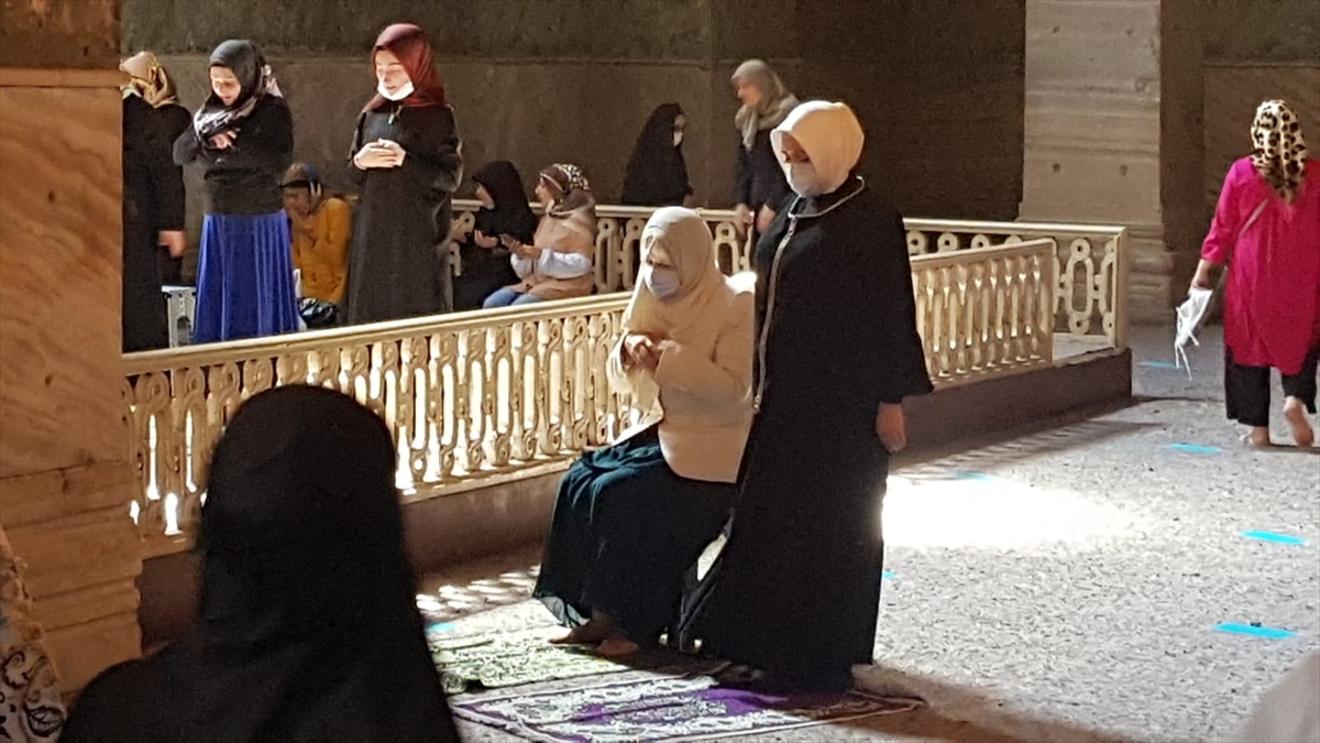 Meral Akşener, Ayasofya Camisi’ni ziyaret etti