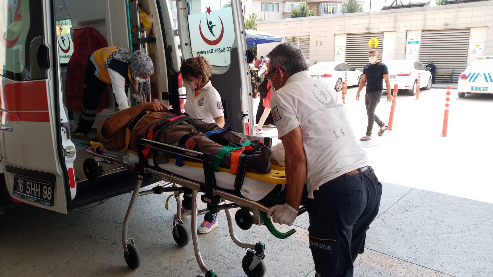 Kesim yaparken üzerine tomruk devrildi