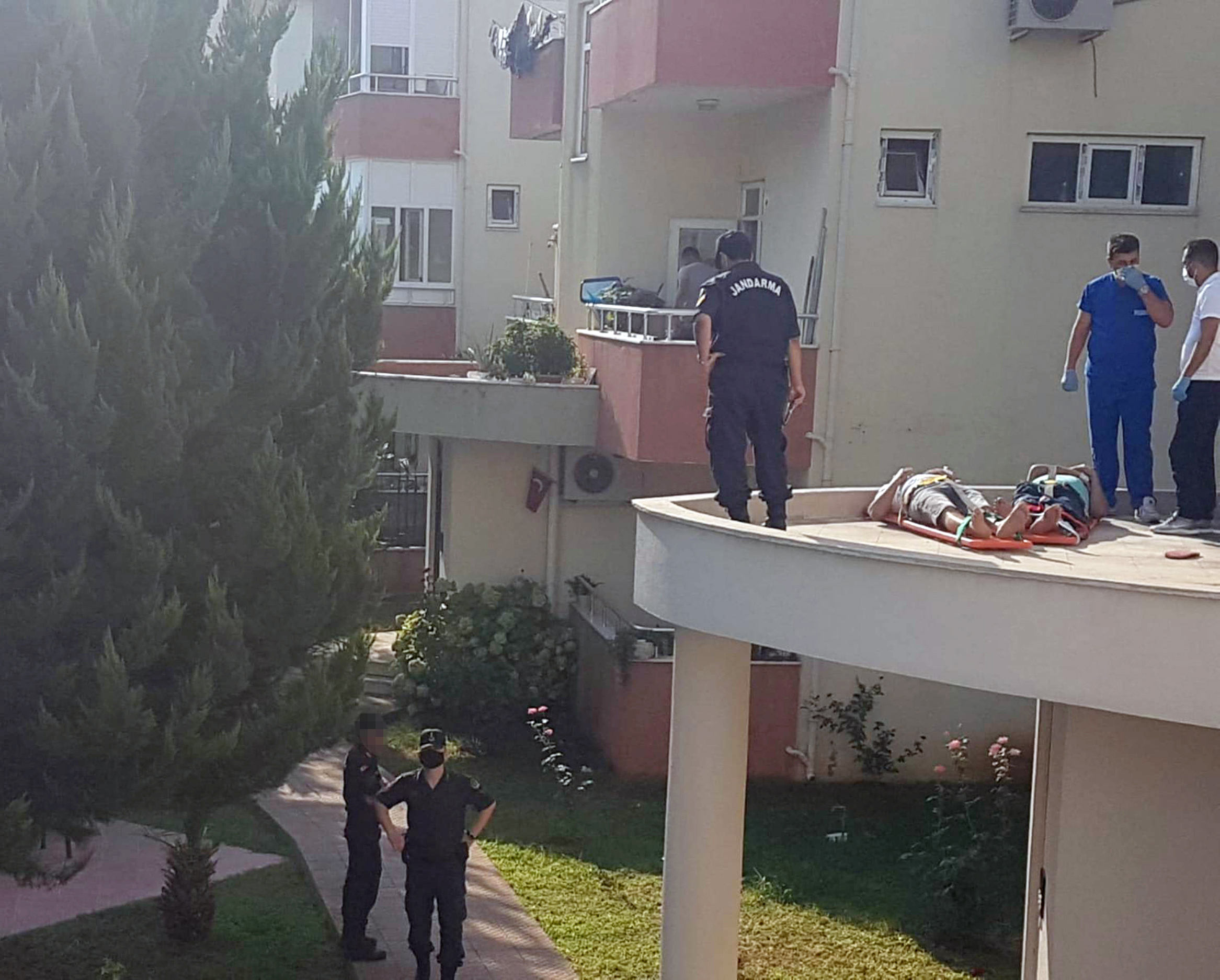 Evlerine balkondan girmeye çalışırken düşüp yaralandılar