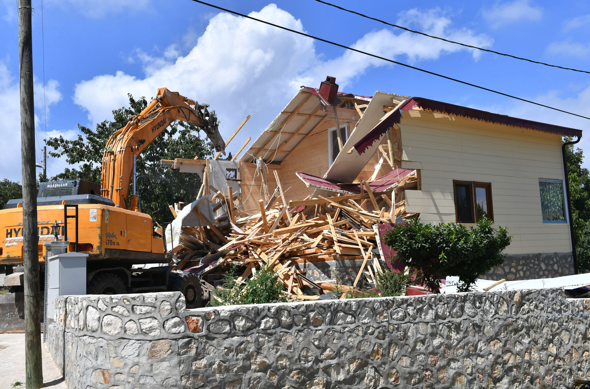 Uludağ’daki kaçak villa yıkıldı