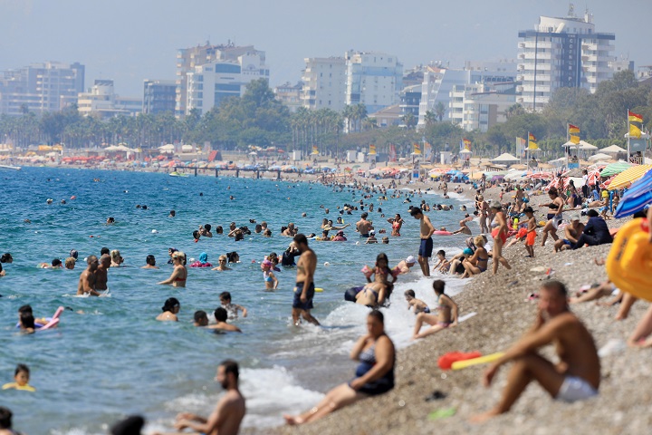 Antalya 47 dereceyi gördü, sahiller doldu taştı