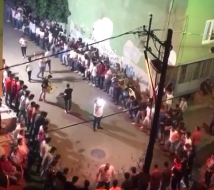 Bursa’da akılalmaz görüntü! Yüzlerce kişi halay çekti