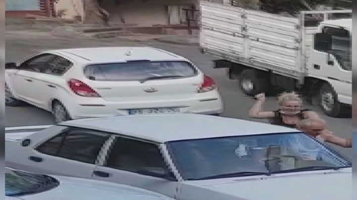 Kadın ve erkek sürücünün trafikte tekme tokat kavgası