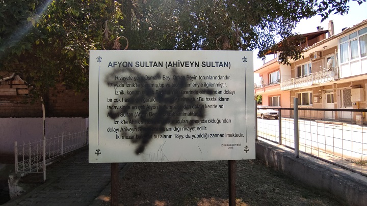 Bursa’daki türbeye yapılan sprey boyalı tahribat giderildi