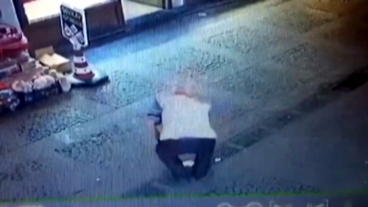 Yerde gördüğü maskeyi alıp taktı, yoluna devam etti