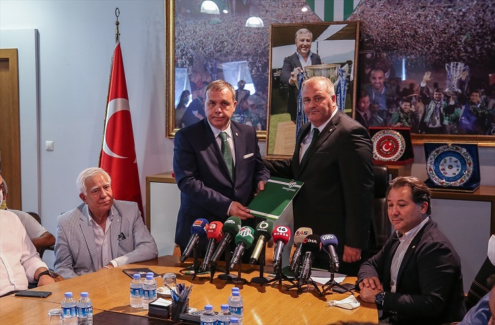 Bursaspor’da Erkan Kamat mazbatasını aldı