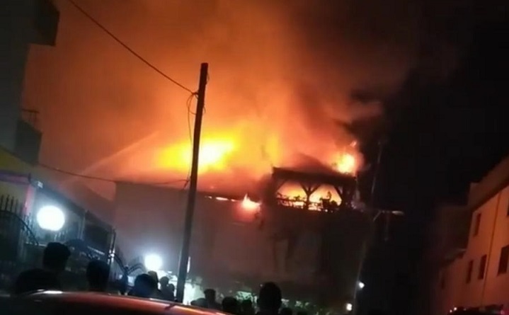 Bursa’da 3 katlı evin terasında yangın