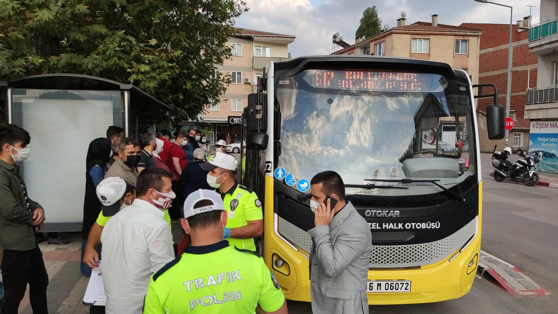 Bursa’da 25 koltuklu minibüsten 40 kişi çıktı