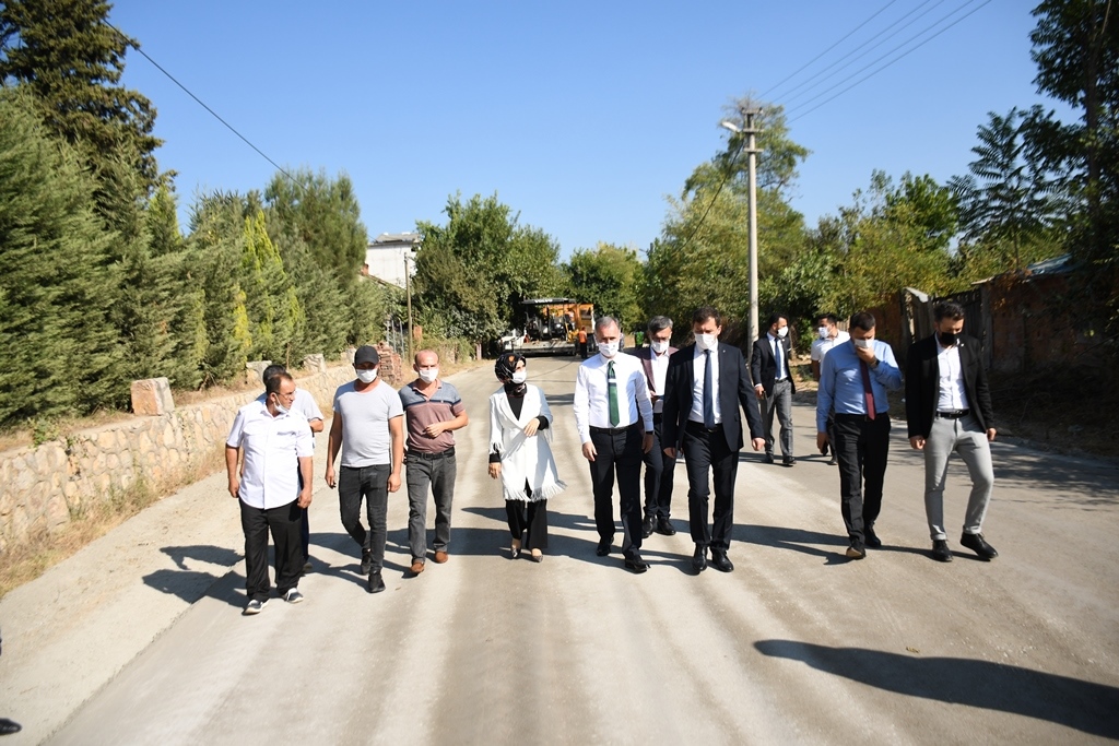 İnegöllü çilek üreticileri beton yol ile tozdan kurtuldu