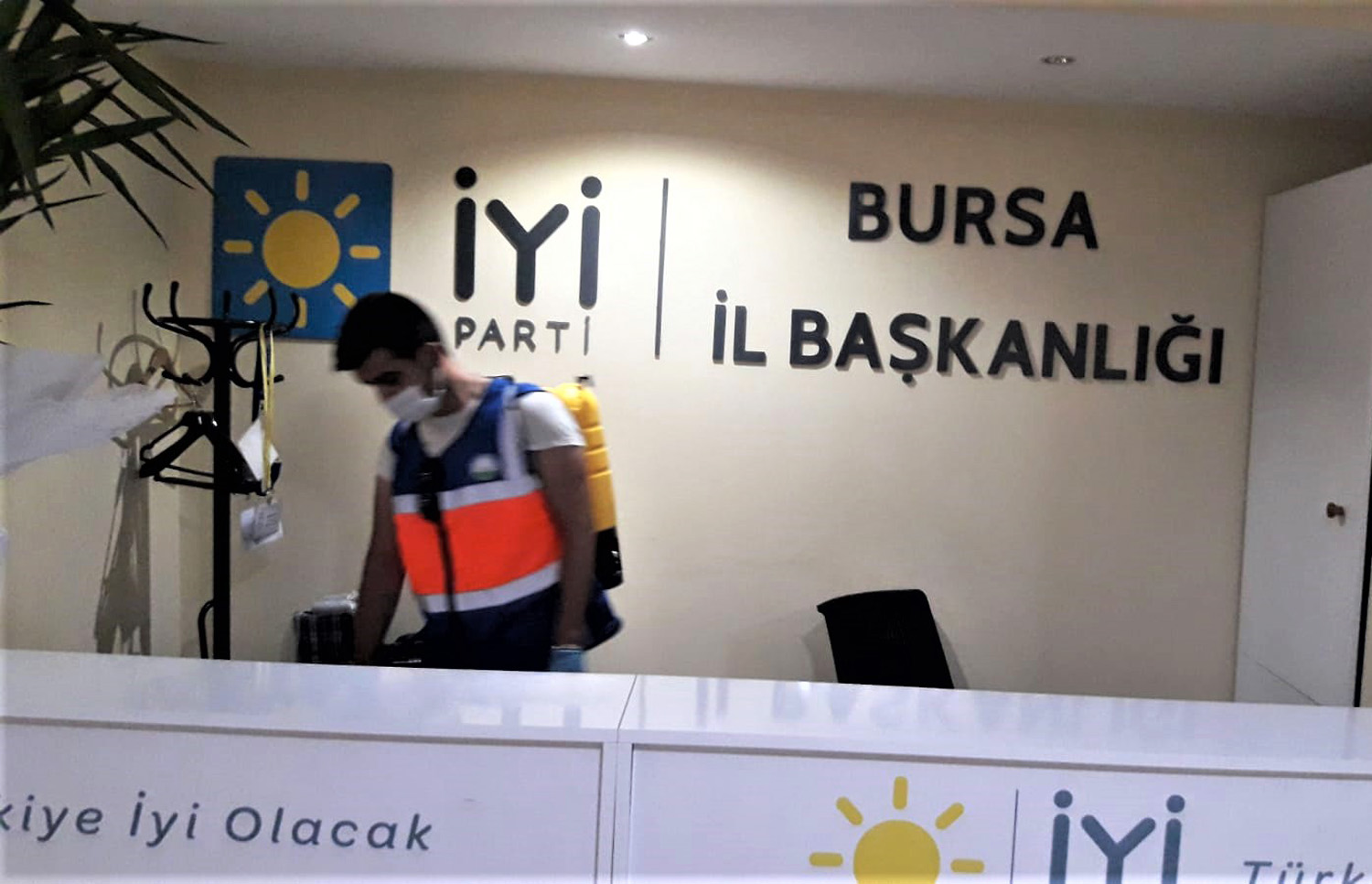 Osmangazi Belediyesi, siyasi parti binalarını dezenfekte etti