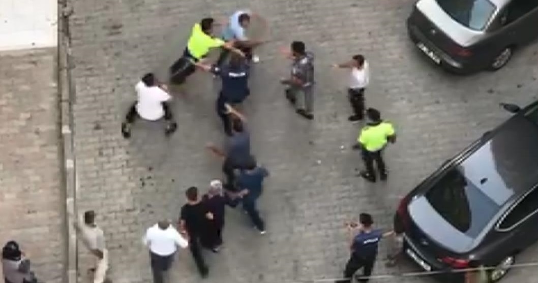 Yumruklu, tekmekli, kemerli kavga! Polis bile ayıramadı