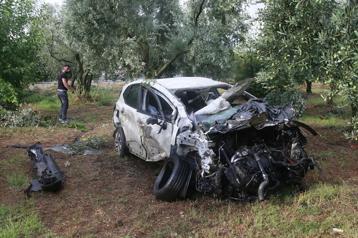 Bursa’da zeytin ağacına çarpan şoför hayatını kaybetti