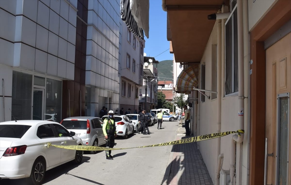 Bursa’da ailesini rehin aldı polise saldırdı