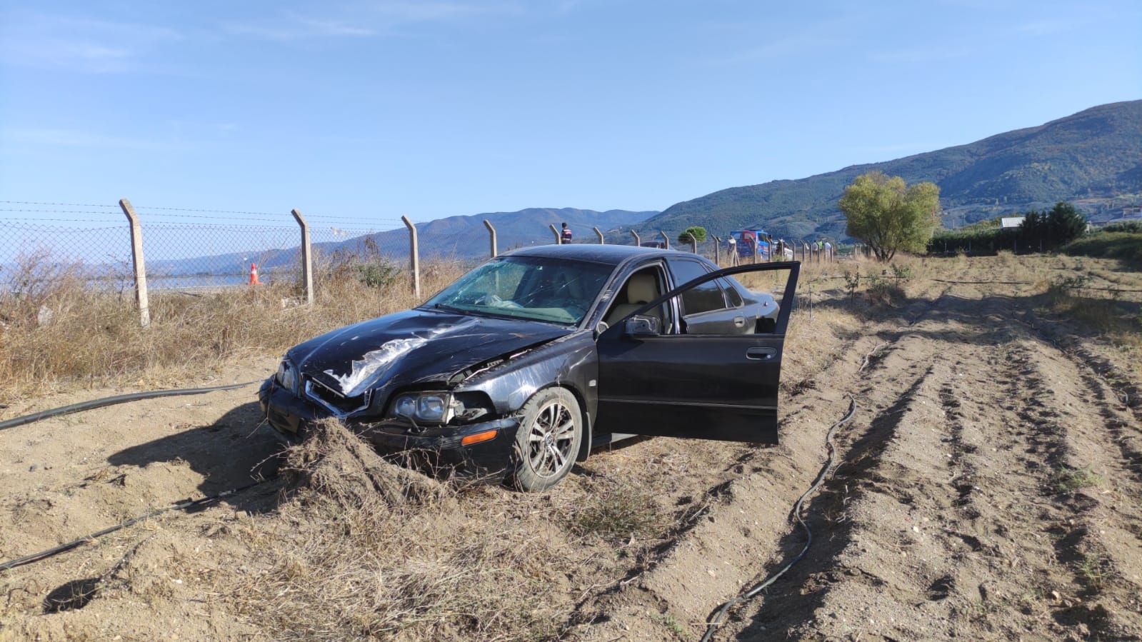 Bursa’da otomobil tarlaya uçtu, sürücü yaralandı