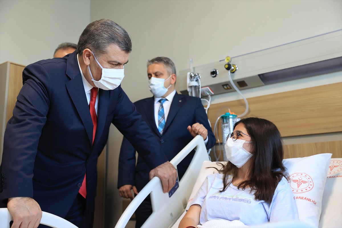Bakan Koca, Bursa’da hastaları ziyaret etti