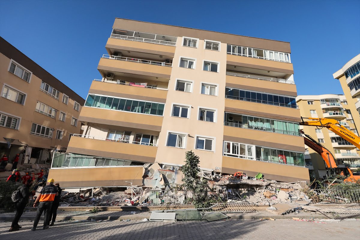 İzmir’de can kaybı 92’ye yükseldi