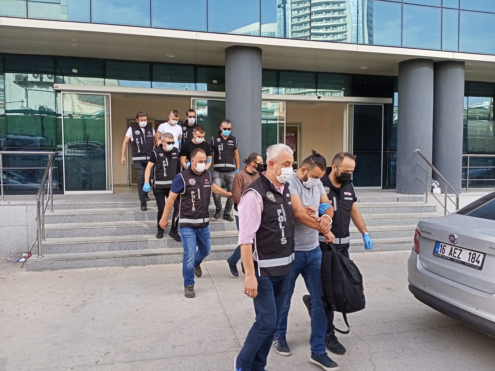 Bursa’da silahlı suç örgütüne operasyon! Aralarında poliste var