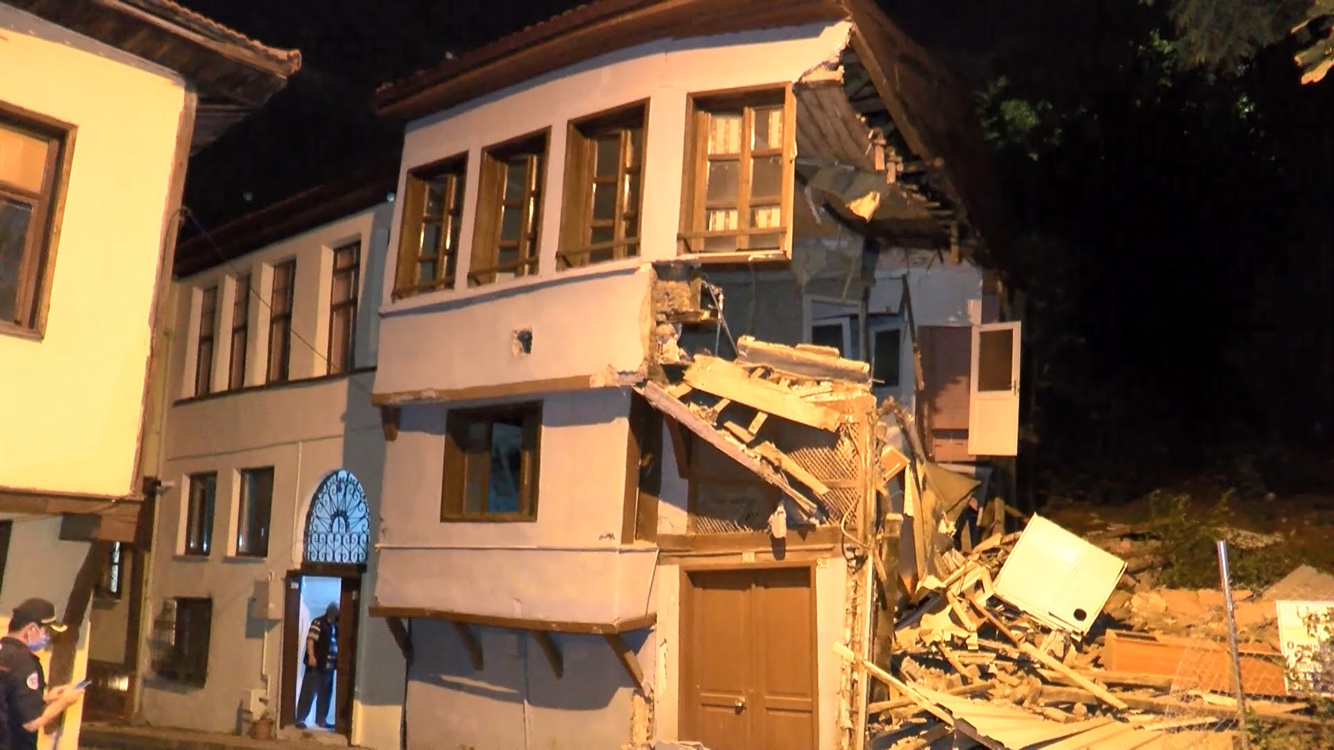 Bursa’da 100 yıllık bina çöktü