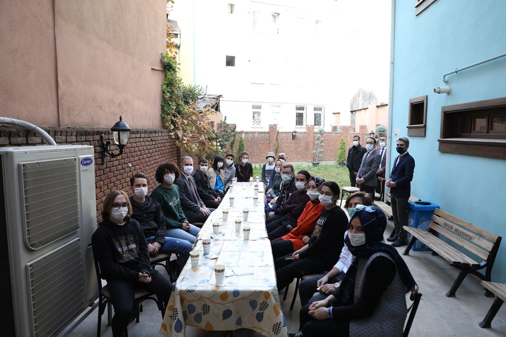 Başkan Taban, nöbetçi kitaphanede öğrencilerle buluştu