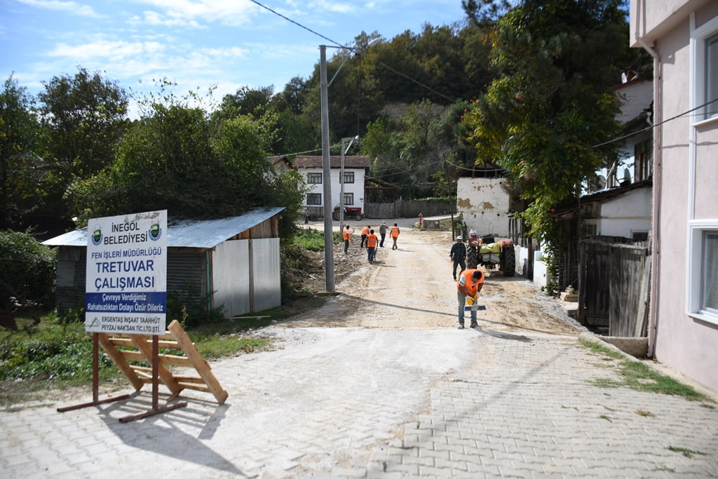 İnegöl’de parke taş mesaisi sürüyor