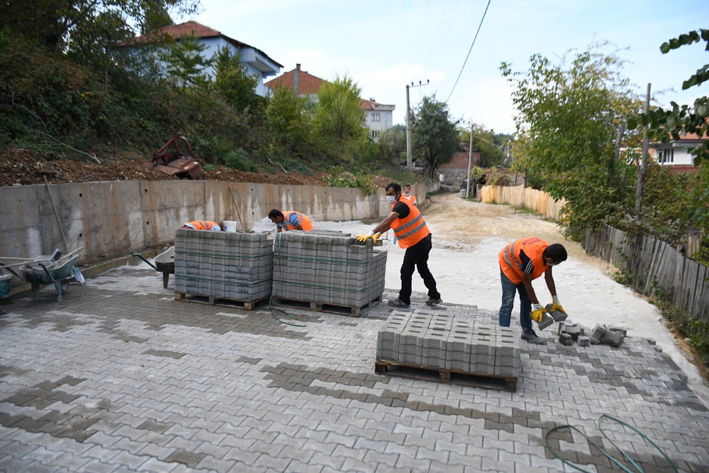 İnegöl Eski Bahçekaya’da sokaklar parke taşıyla kaplanıyor