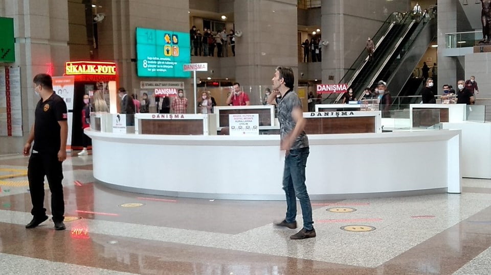 İstanbul Adalet Sarayı’nda hareketli dakikalar! Kendini kesti