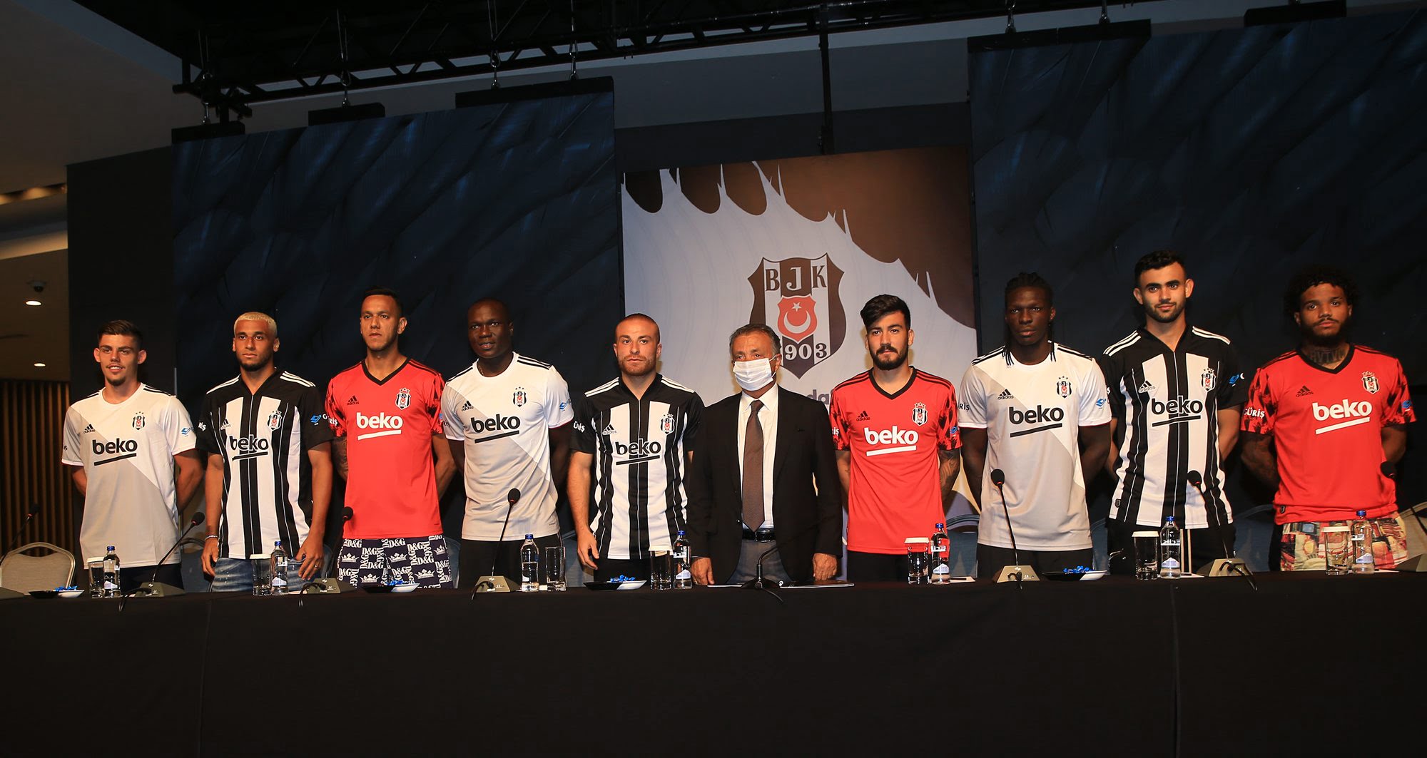 Beşiktaş’ta yeni transferler için basın toplantısı düzenlendi