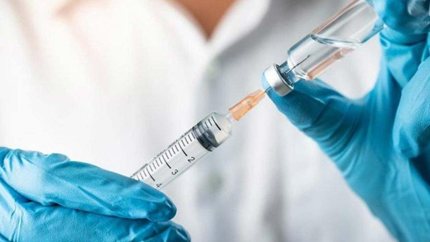 Gönüllü Covid-19 aşısı olan doktor öldü