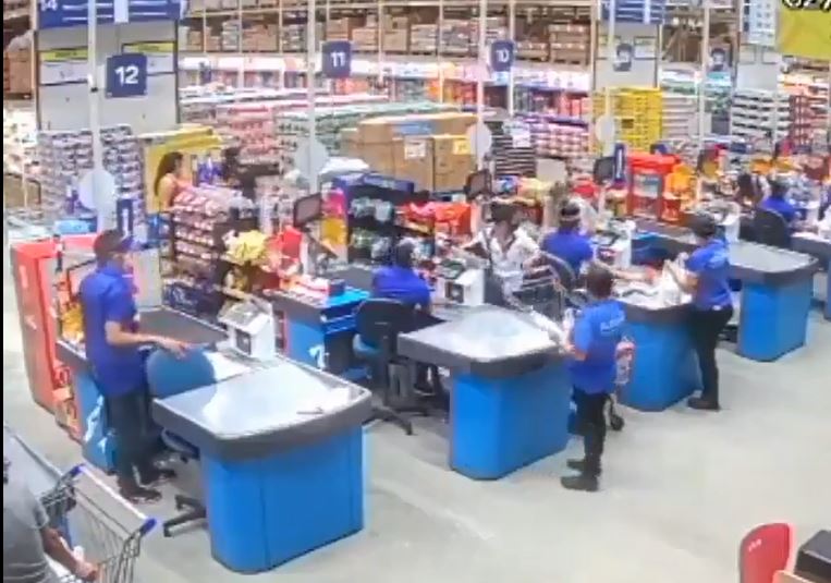 Süpermarket rafları domino taşı gibi devrildi 1 kişi öldü