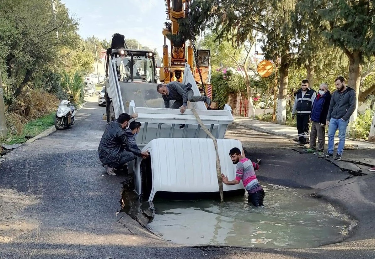 Yer yarıldı içine girdi… Son anda kurtarıldılar