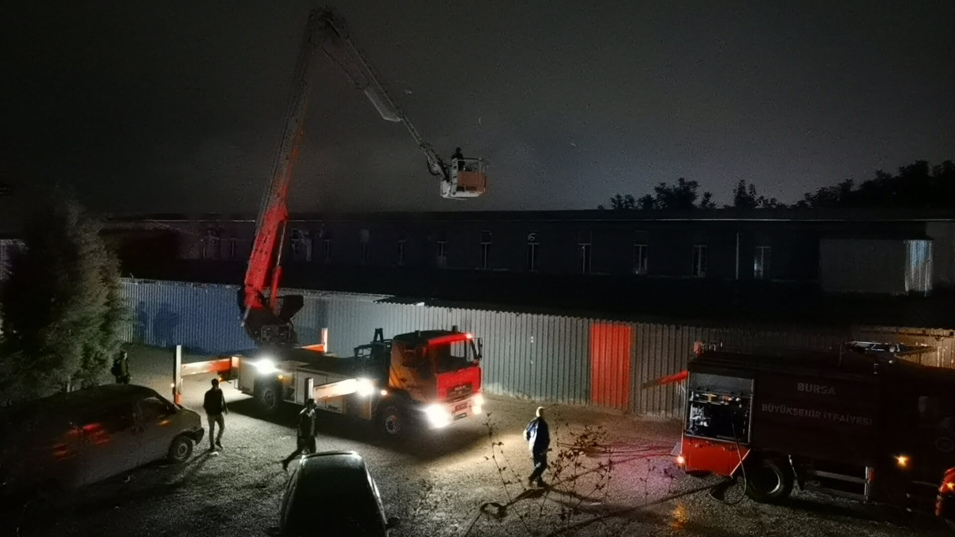 Bursa’da mobilya fabrikası alevlere teslim oldu