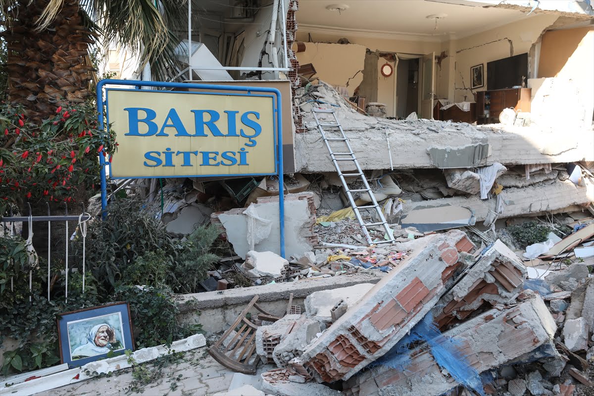 İzmir’de 4 bina enkazında çalışmalar devam ediyor