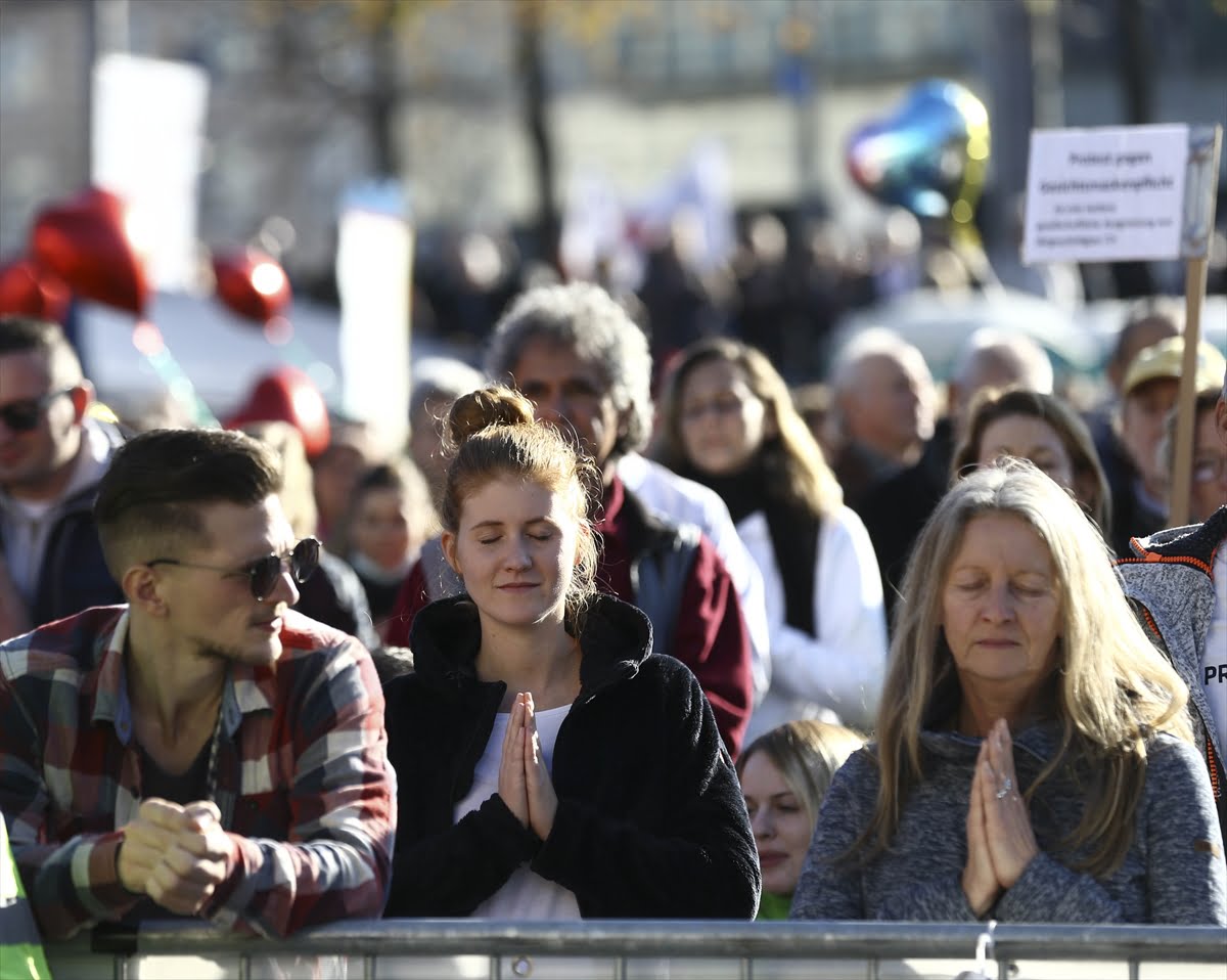 Koronavirüs önlemlerini protesto ettiler