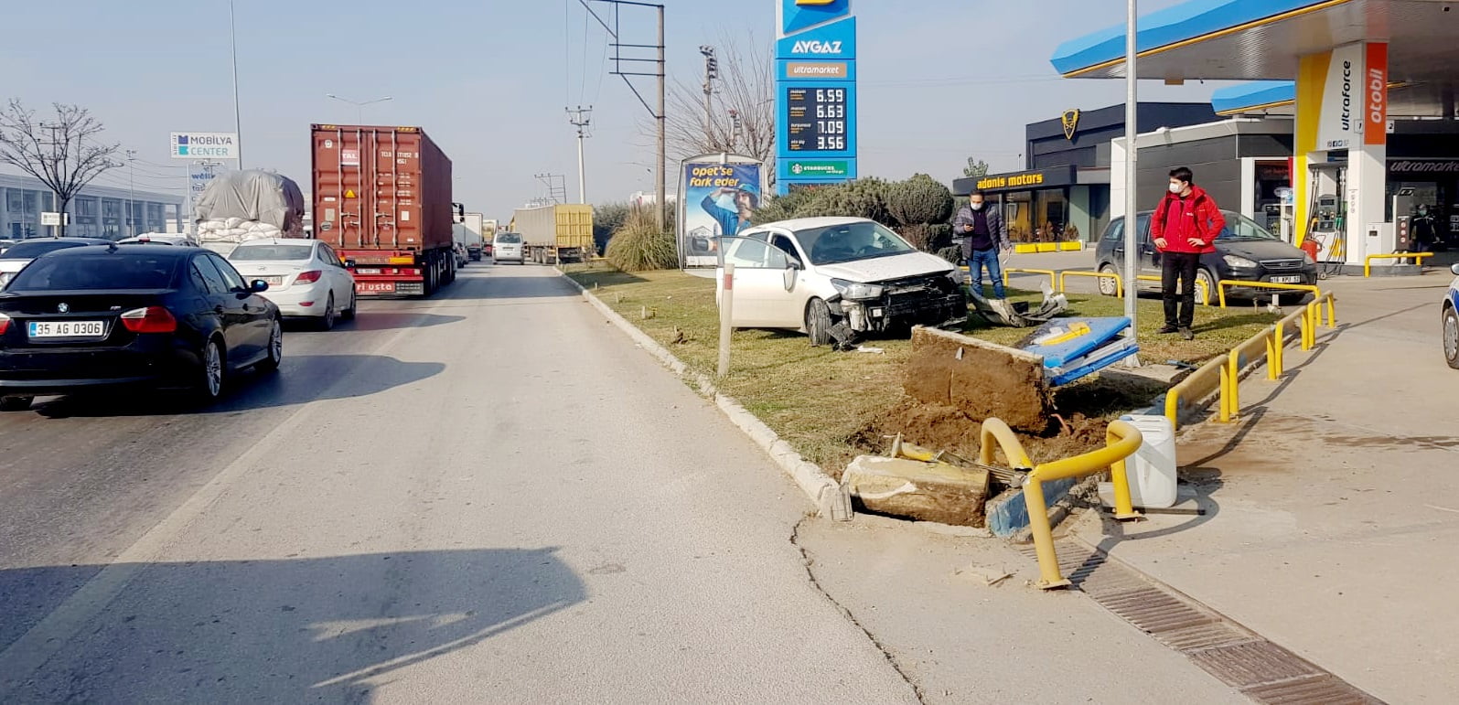 Faciadan dönüldü! Akaryakıt istasyonu panolarına çarptı